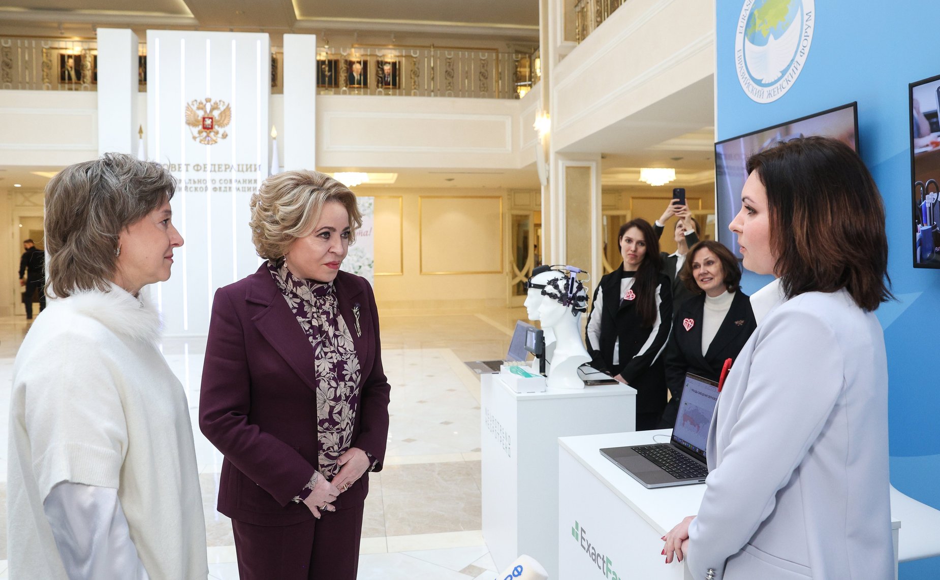 Валентина Матвиенко открыла в Совете Федерации выставку «Женская кооперация в международной торговле»