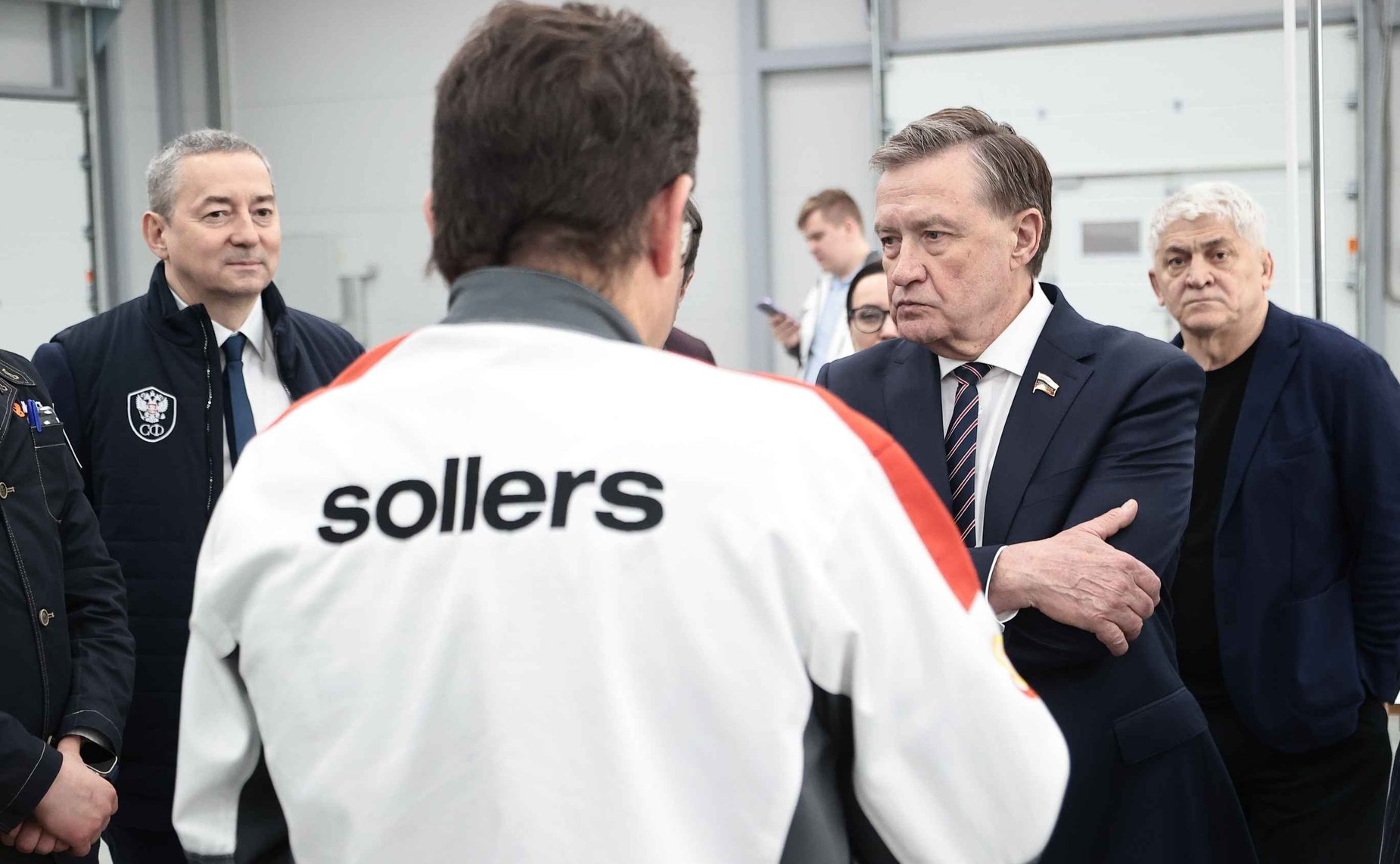 В ходе поездки сенаторам презентовали новую модель автомобиля, который разработан на Ульяновском автомобильном заводе