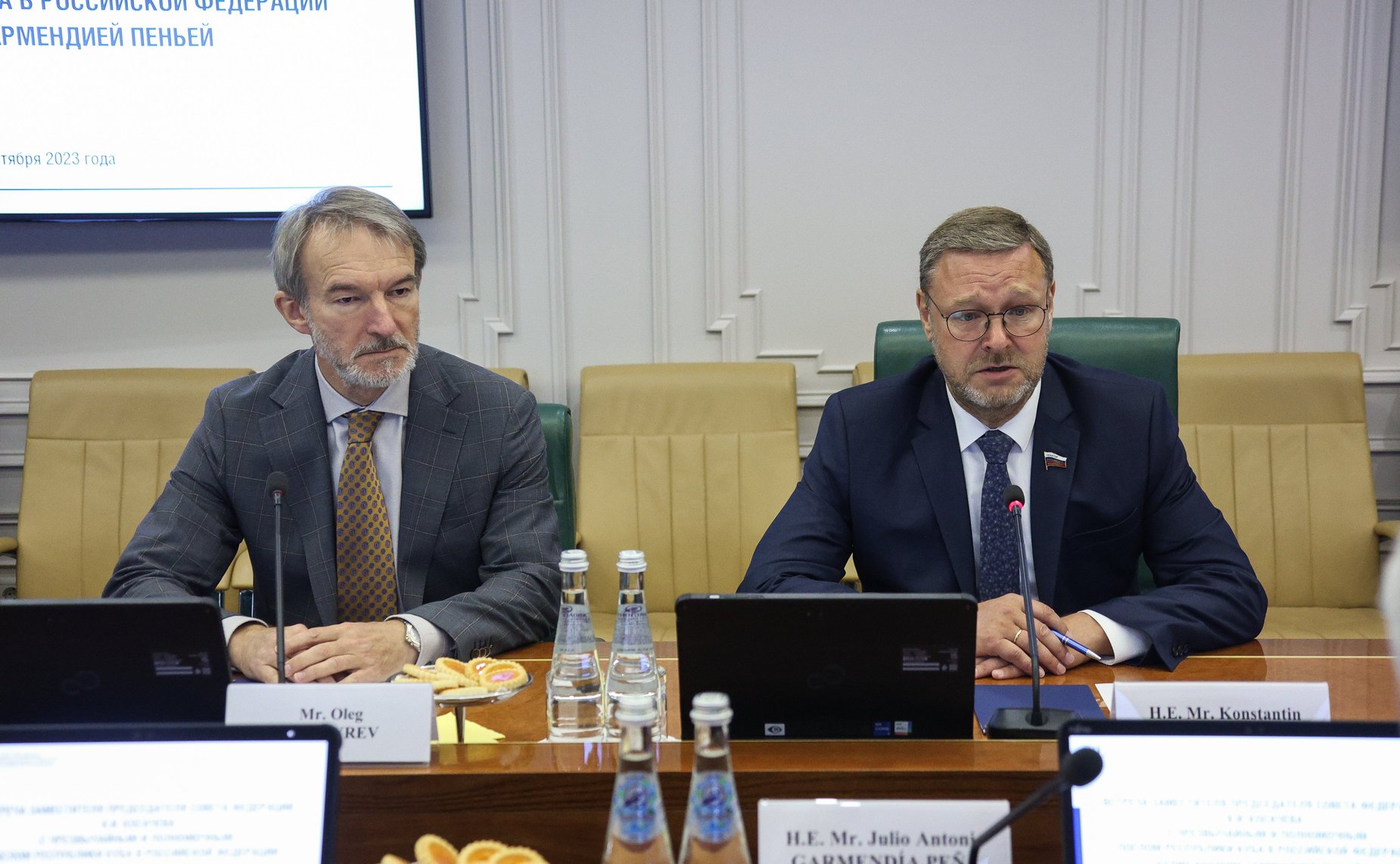 Заместитель Председателя Совета Федерации Константин Косачев провел встречу с Чрезвычайным и Полномочным Послом Республики Куба в РФ