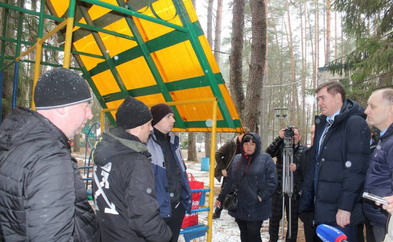 Александр Савин в ходе поездки в регион посетил еще один пункт временного размещения беженцев, что расположился на территории лагеря «Спутник» Людиновского района