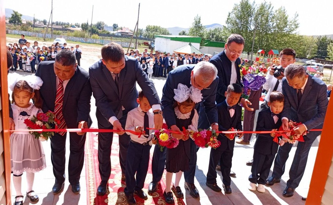 Баир Жамсуев в ходе региональной поездки принял участие в церемониях торжественного открытия после капитального ремонта детского сада в селе Токчин и школы в селе Зуткулей Агинского Бурятского округа