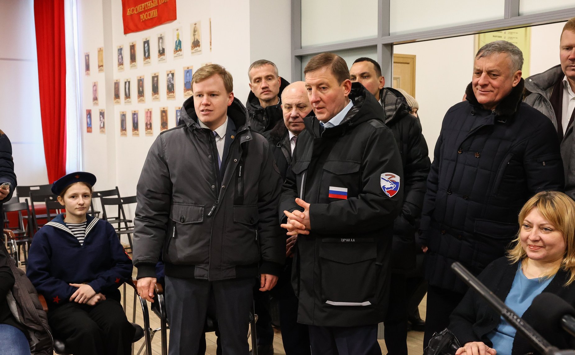 В ходе рабочей поездки в Хабаровский край первый заместитель Председателя СФ Андрей Турчак вместе с губернатором региона Михаилом Дегтяревым и мэром г. Хабаровска Сергеем Кравчуком посетил хабаровский Центр патриотического воспитания