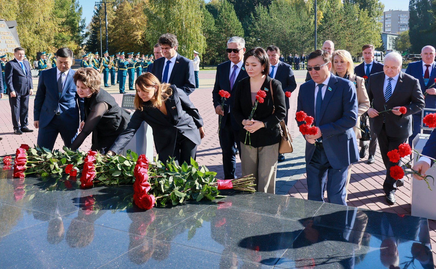 Делегация Совета Федерации приняла участие в возложении цветов к мемориальному комплексу погибших воинов и героев Великой Отечественной войны «Победа»