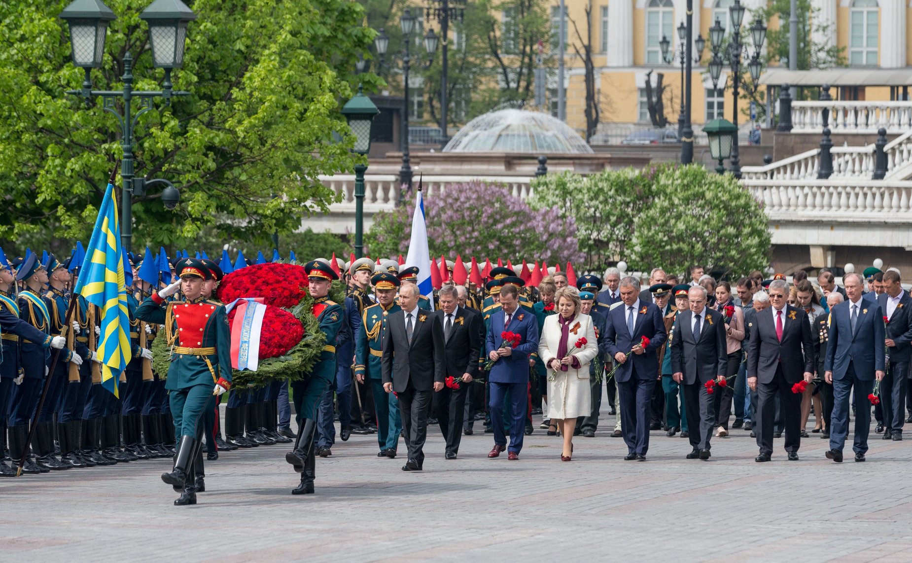 Руководители государства во главе с Президентом РФ В. Путиным возложили венок и цветы к Могиле Неизвестного Солдата у Кремлевской стены