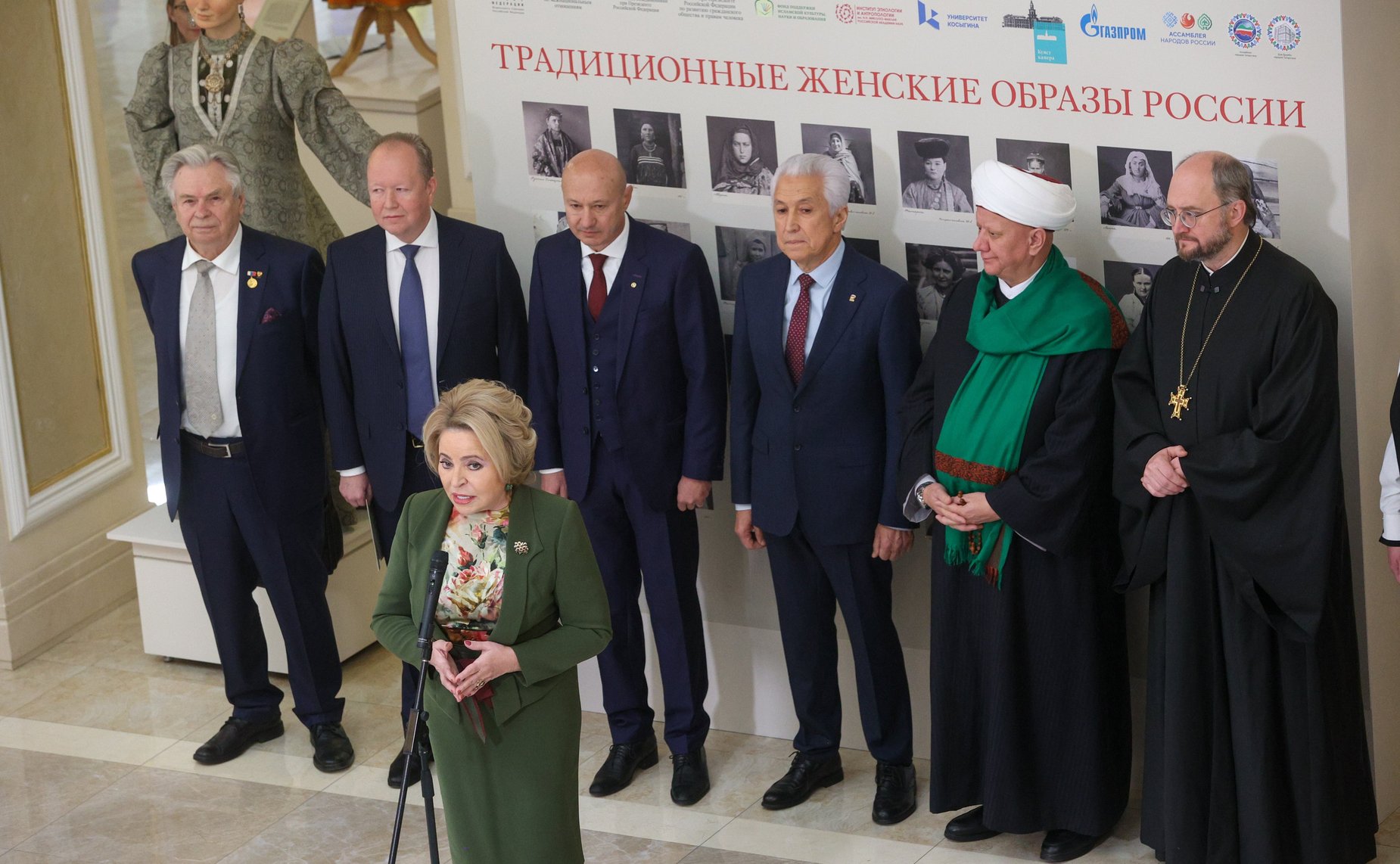 В Совете Федерации открылась выставка «Традиционные женские образы России»
