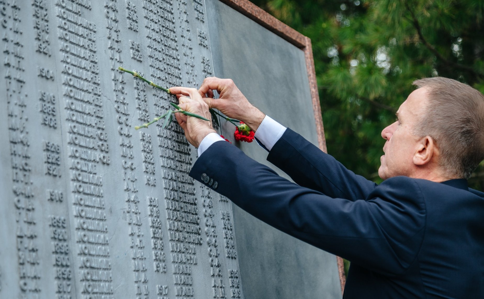 Владимир Кравченко возложил цветы к Мемориалу боевой и трудовой славы в Томске