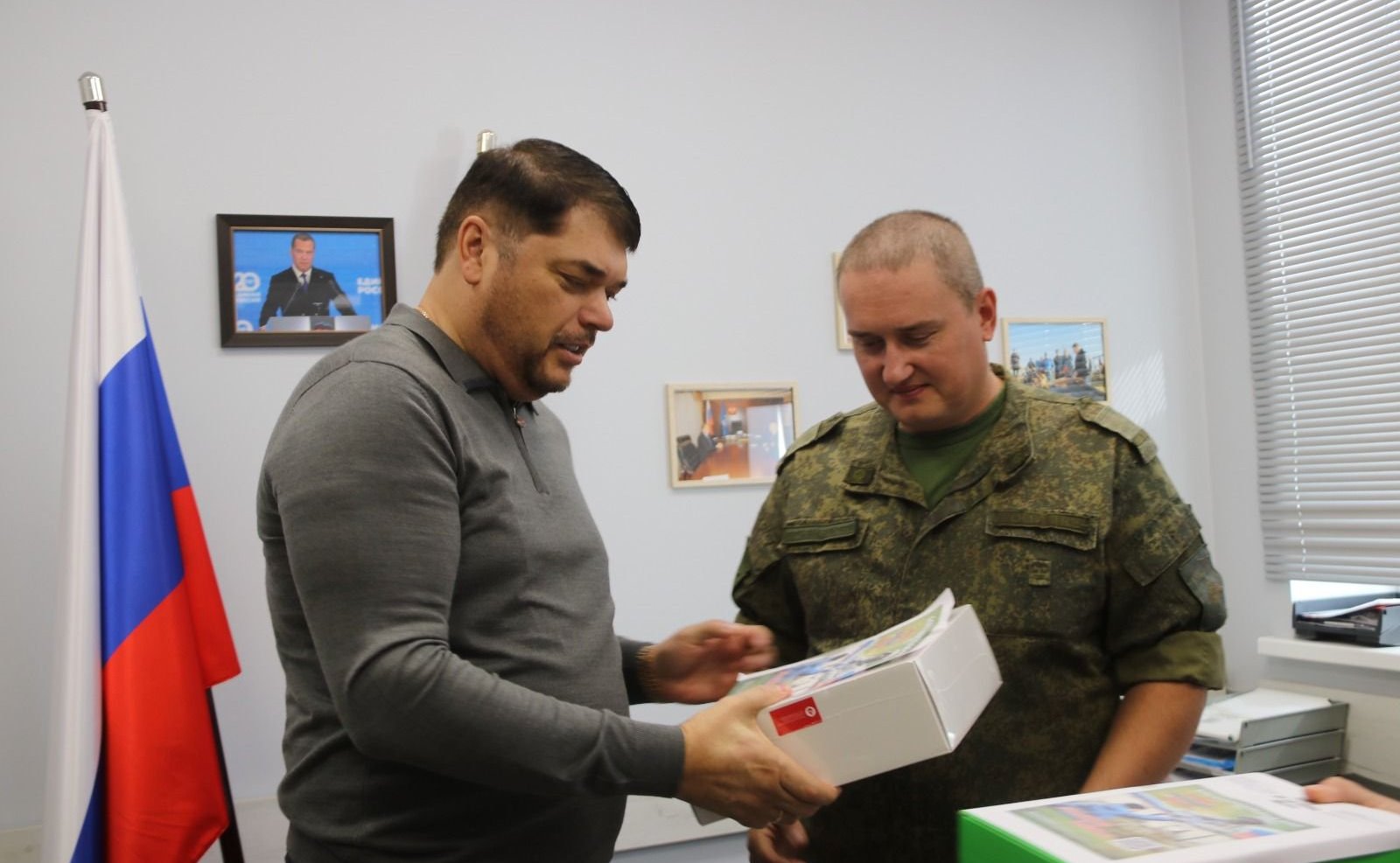 Дмитрий Василенко встретился с участникам СВО в городе Шлиссельбурге Кировского района и передал военнослужащим оборудование