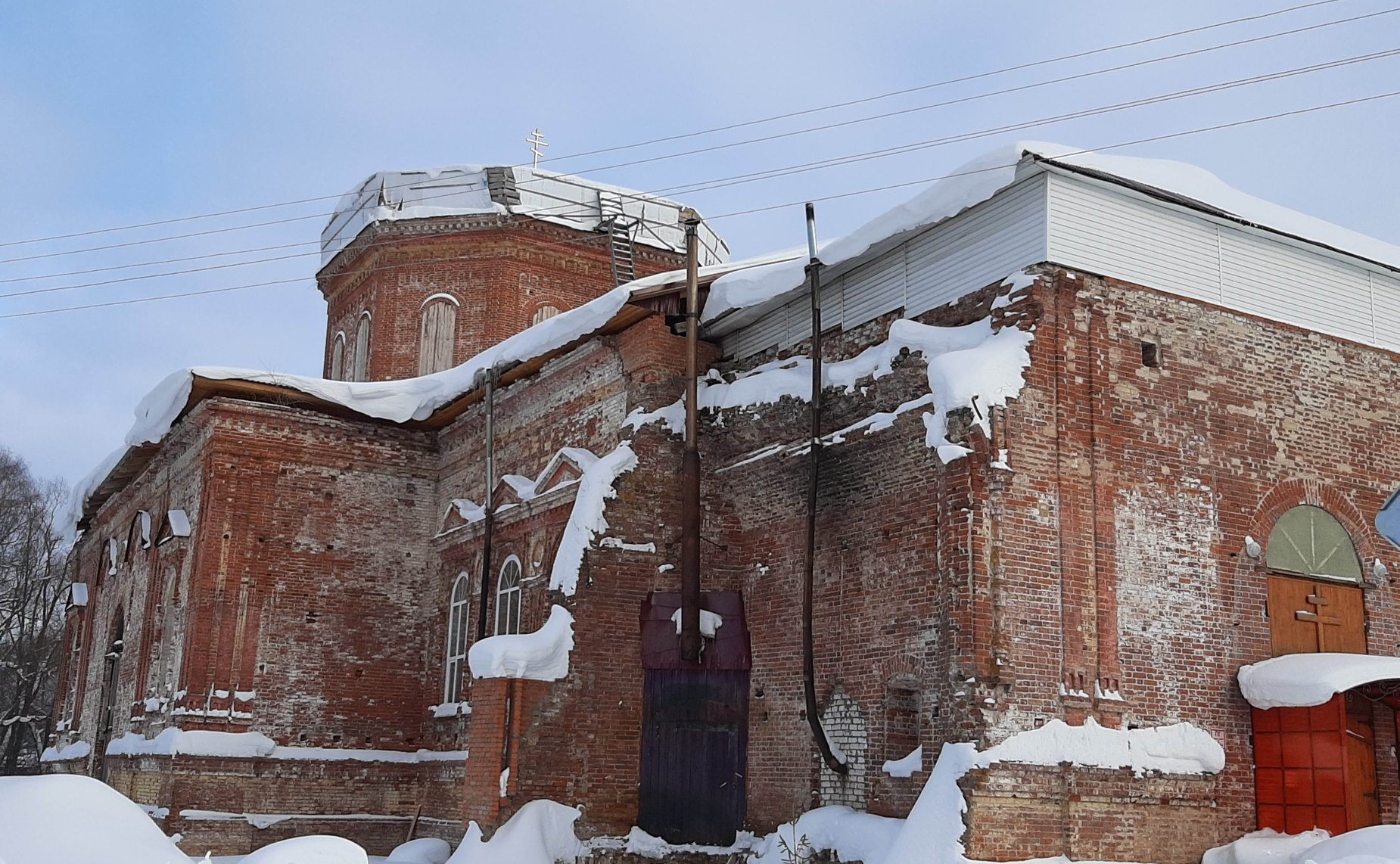 Сенатор Сергей Мартынов проверил ход работ по реконструкции храма в Илети