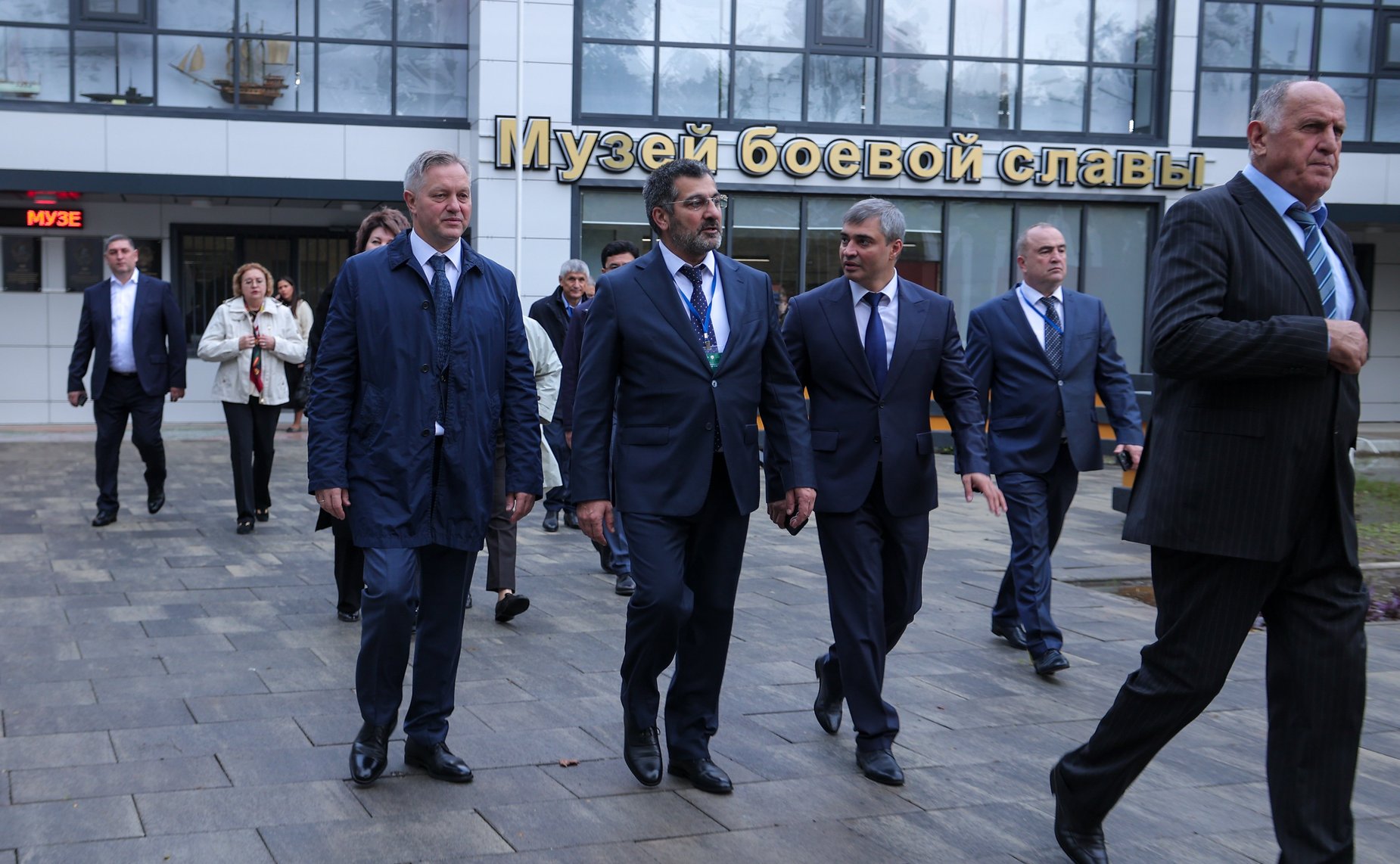 Сенаторы РФ возложили цветы к мемориалу Воину-освободителю в парке им. Ленинского комсомола в Махачкале (фото пресс-служба Министерства экономики и территориального развития Республики Дагестан)