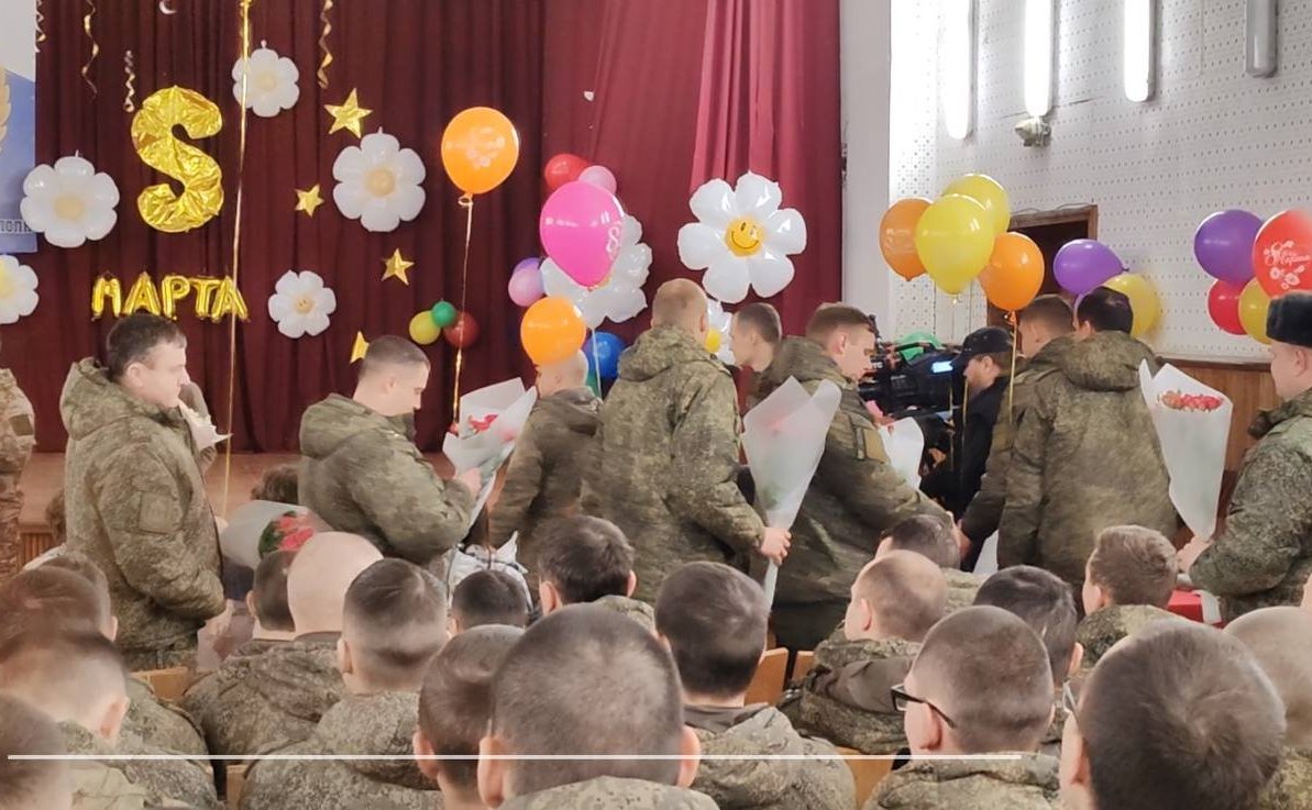 Лариса Мельник поздравила женщин-военнослужащих зенитного ракетного полка с наступающим праздником