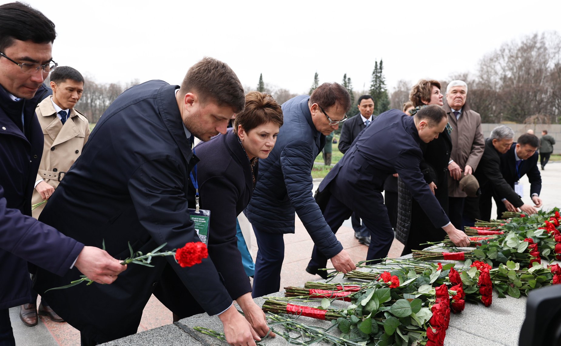 Делегации стран-участниц Межпарламентской Ассамблеи СНГ возложили венки и цветы к Монументу «Мать-Родина» на Пискаревском мемориальном кладбище, а также к памятным плитам государств на Аллее Памяти