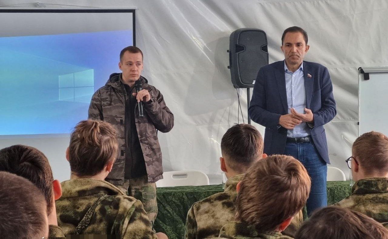 Андрей Хапочкин встретился с инструкторами и курсантами учебно-методического центра «Авангард» на Сахалине