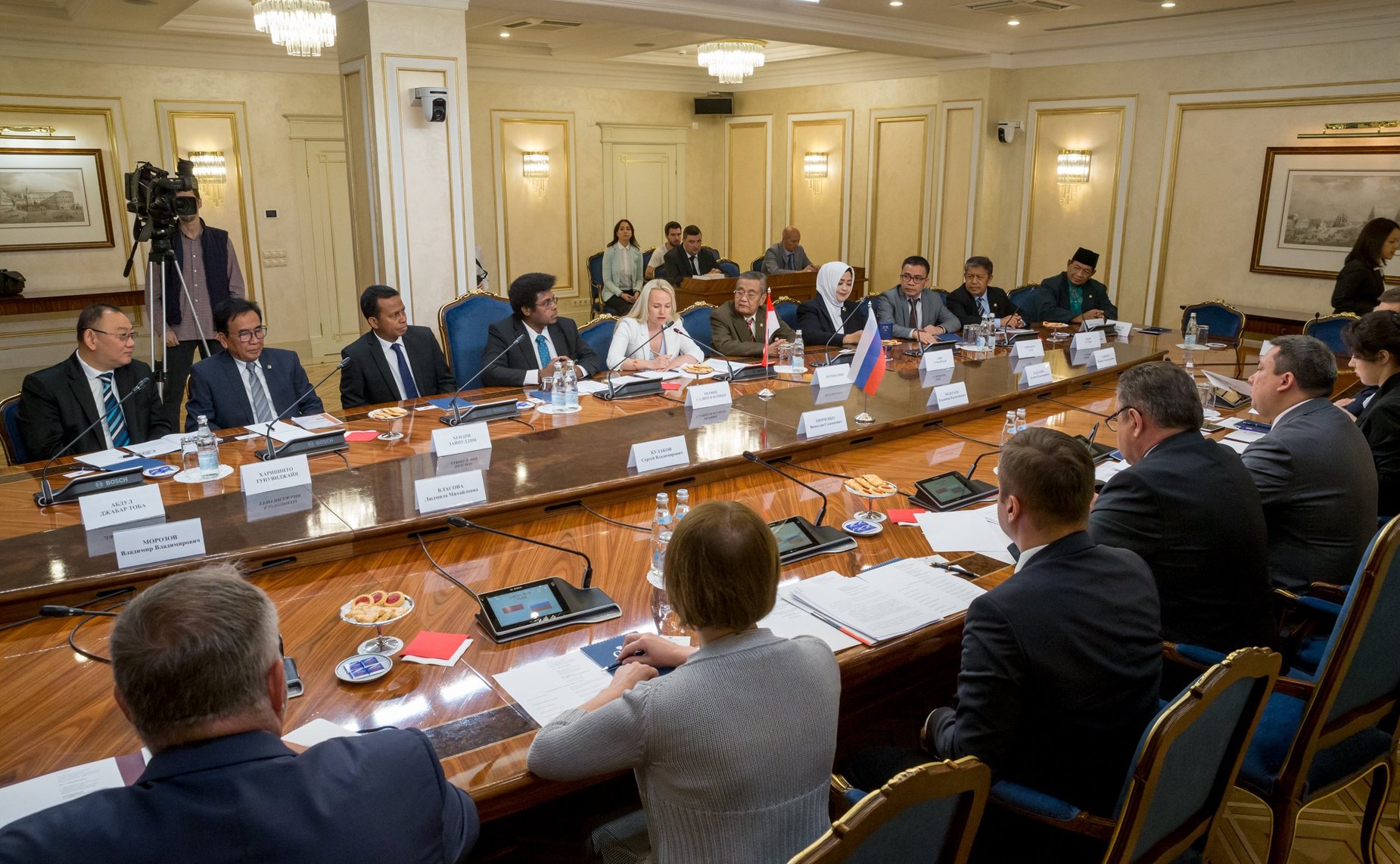 Встреча Вячеслава Тимченко с председателем Почетного собрания Совета представителей регионов Республики Индонезии Мервином Садипуном Комбером