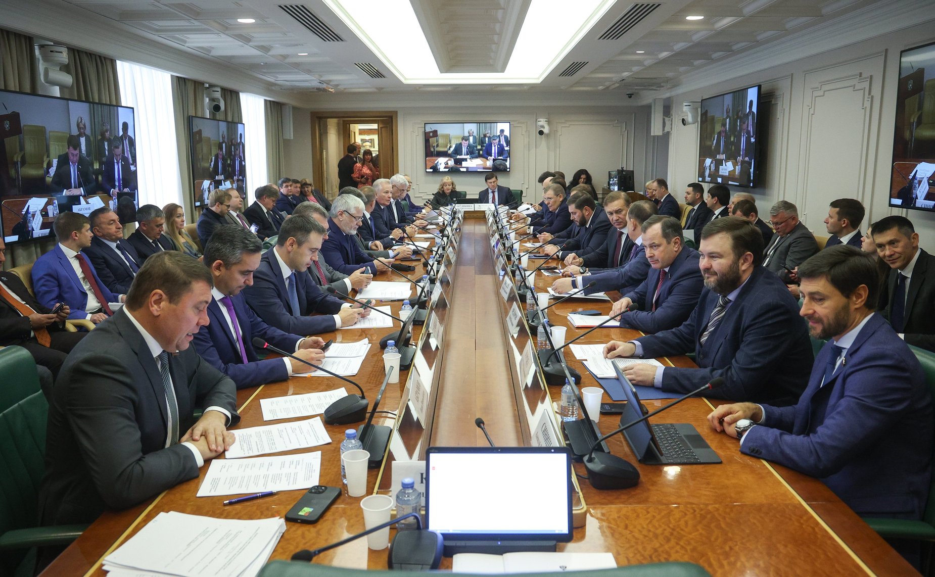 Расширенное заседание Комитета СФ по экономической политике «О формировании опорной грузовой и пассажирской транспортной инфраструктуры Свердловской области»