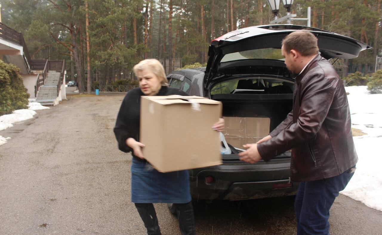 Александр Савин в ходе поездки в регион посетил еще один пункт временного размещения беженцев, что расположился на территории лагеря «Спутник» Людиновского района