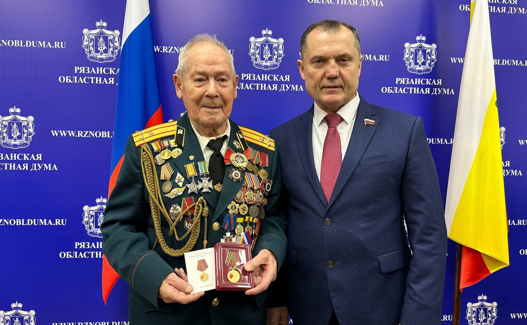 Игорь Мурог вручил юбилейную медаль «80 лет Победы в Великой Отечественной войне 1941–1945 годов», учрежденную в год 80-летия Великой Победы Указом Президента России Владимира Путина, ветеранам Великой Отечественной войны