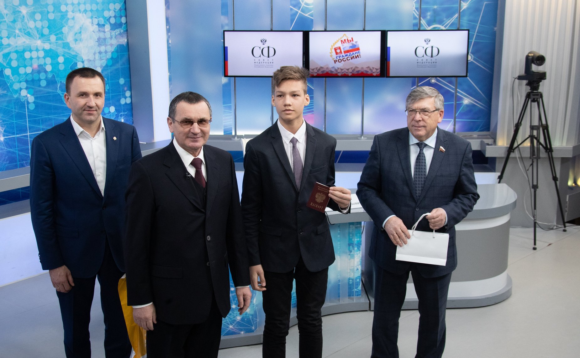 Церемония вручения паспортов в рамках проведения Всероссийской акции «Мы — граждане России!»