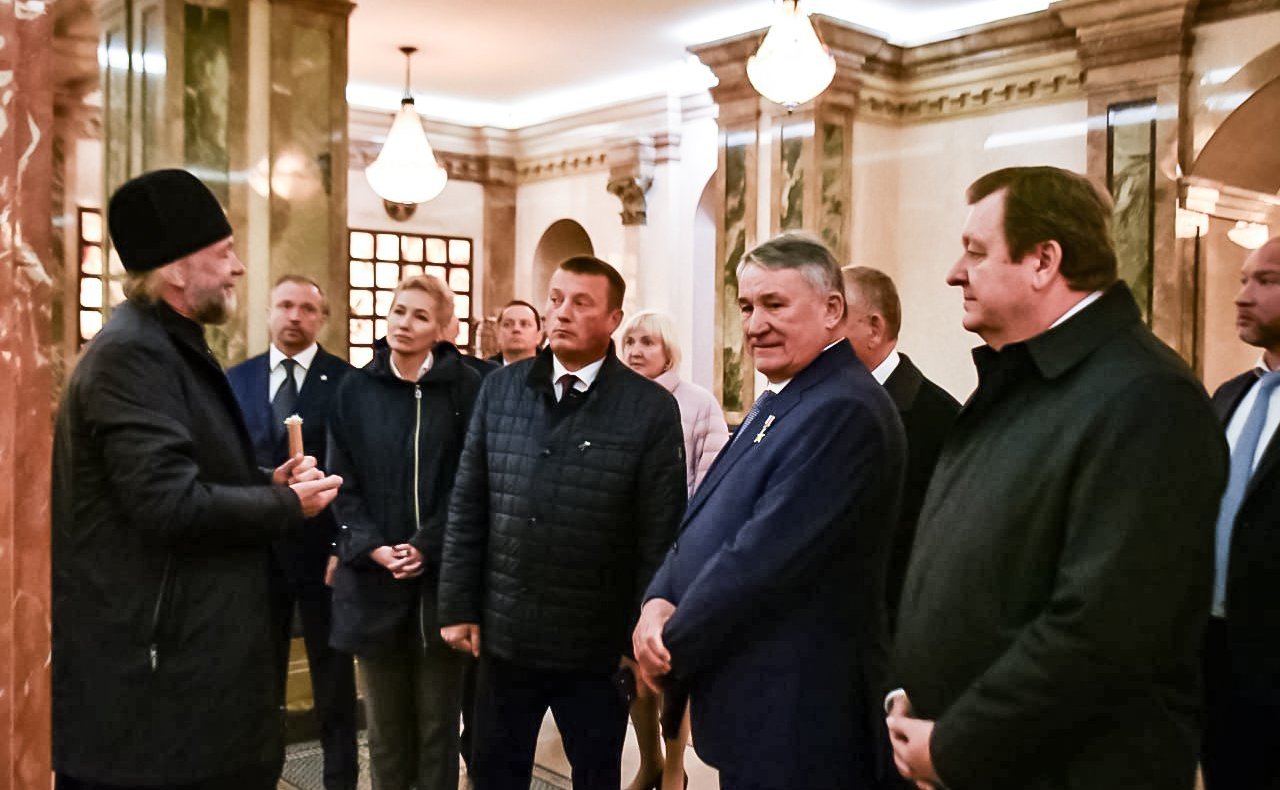 Сенаторы РФ посетили Всехсвятскую церковь