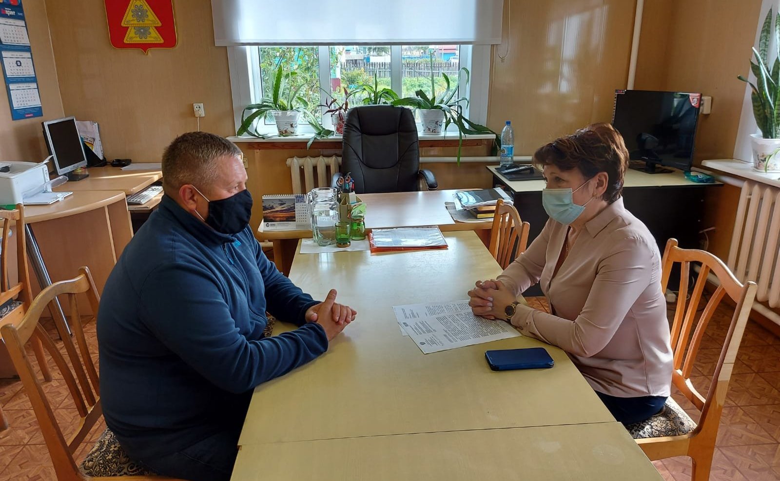 Денис Гусев провел встречу с главой муниципального образования «Омский сельсовет» Екатериной Михеевой