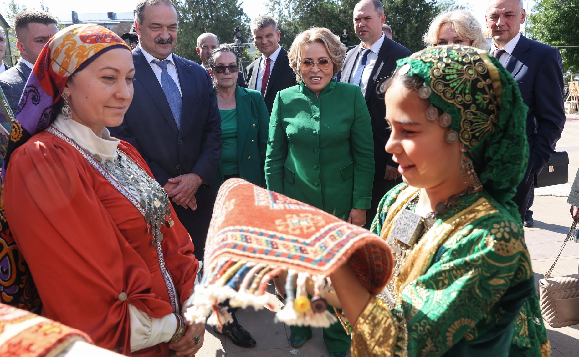 22 сентября 2023 года. Осмотр выставки-ярмарки народных промыслов перед зданием Лезгинского музыкально-драматического театра им. С. Стальского. Дагестан