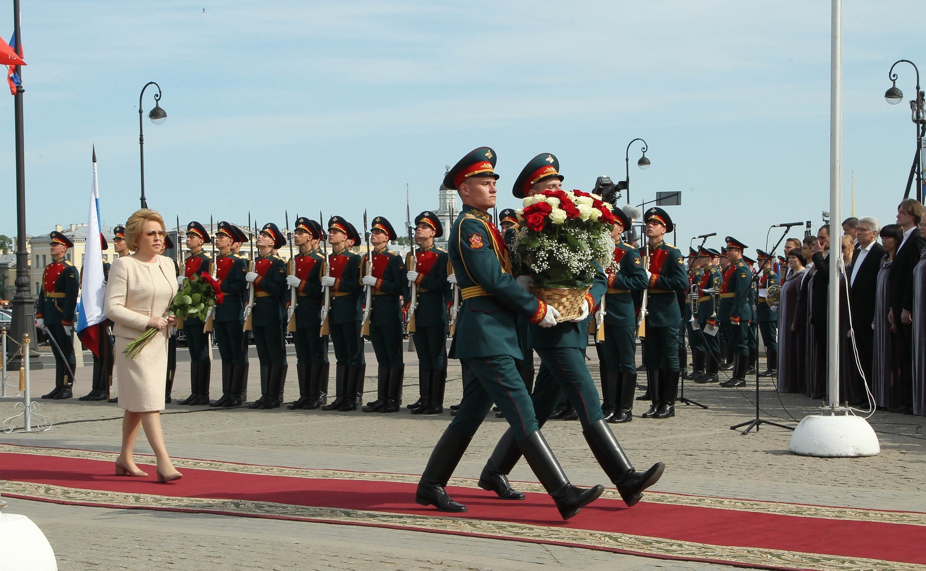 В. Матвиенко возложила цветы к памятнику основателю города — Петру I на Сенатской площади