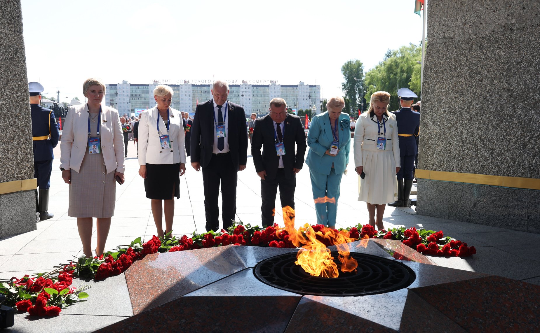 Торжественная церемония возложения цветов членами официальных делегаций Совета Республики и Совета Федерации к Вечному огню у монумента «Три штыка»