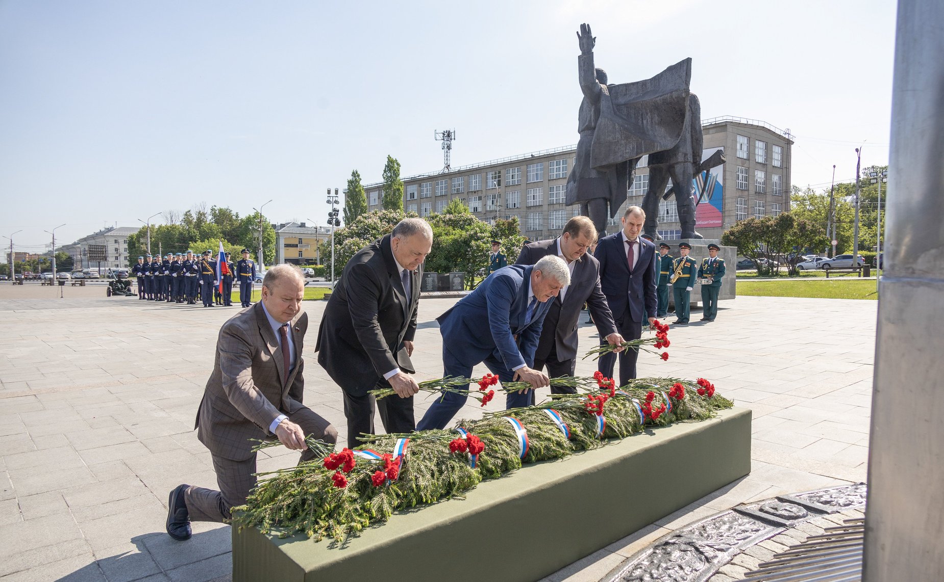 Сенаторы РФ приняли участие в возложении венка и цветов на Мемориальном комплексе «Три штыка»