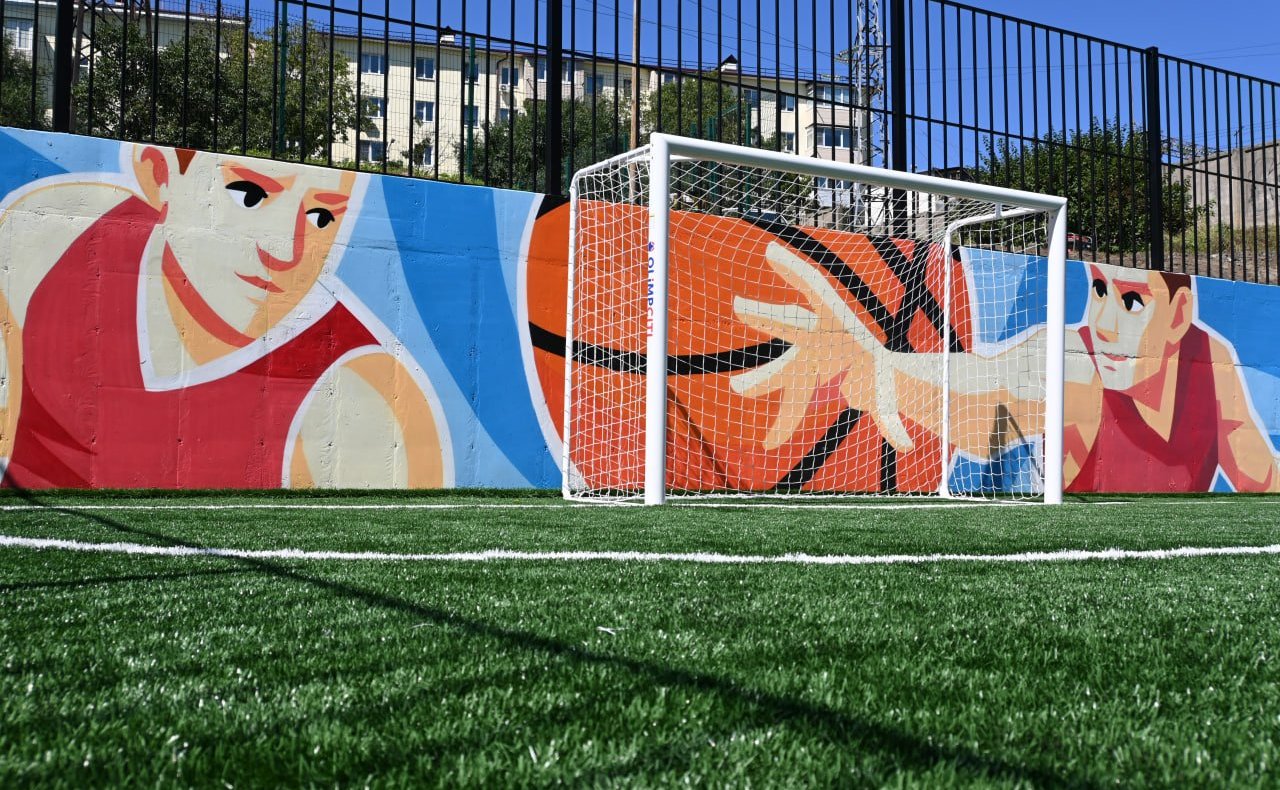 Александр Ролик во время региональной недели провел выездное совещание с главой Владивостока Константином Шестаковым на объектах благоустройства и спорта, построенных в этом году в столице Приморского края