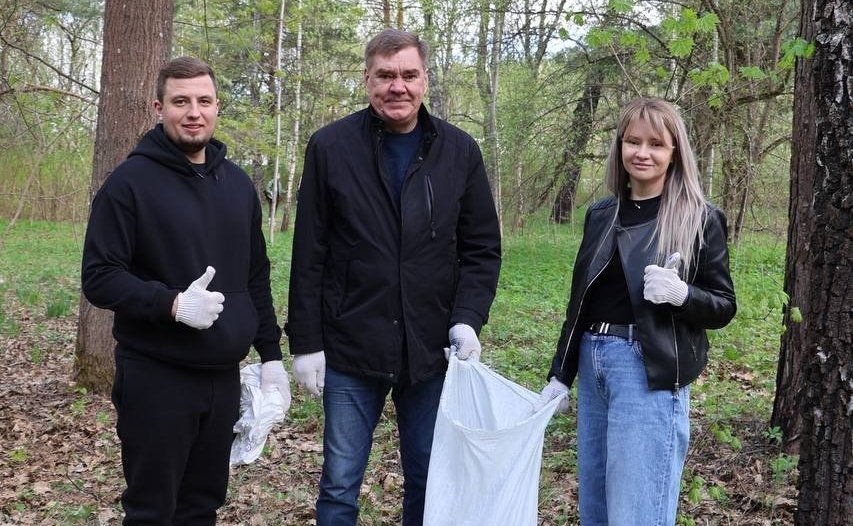 Александр Савин в ходе поездки в регион принял участие во Всероссийской неделе субботников «Мы за чистоту», приуроченной к Году защитника Отечества