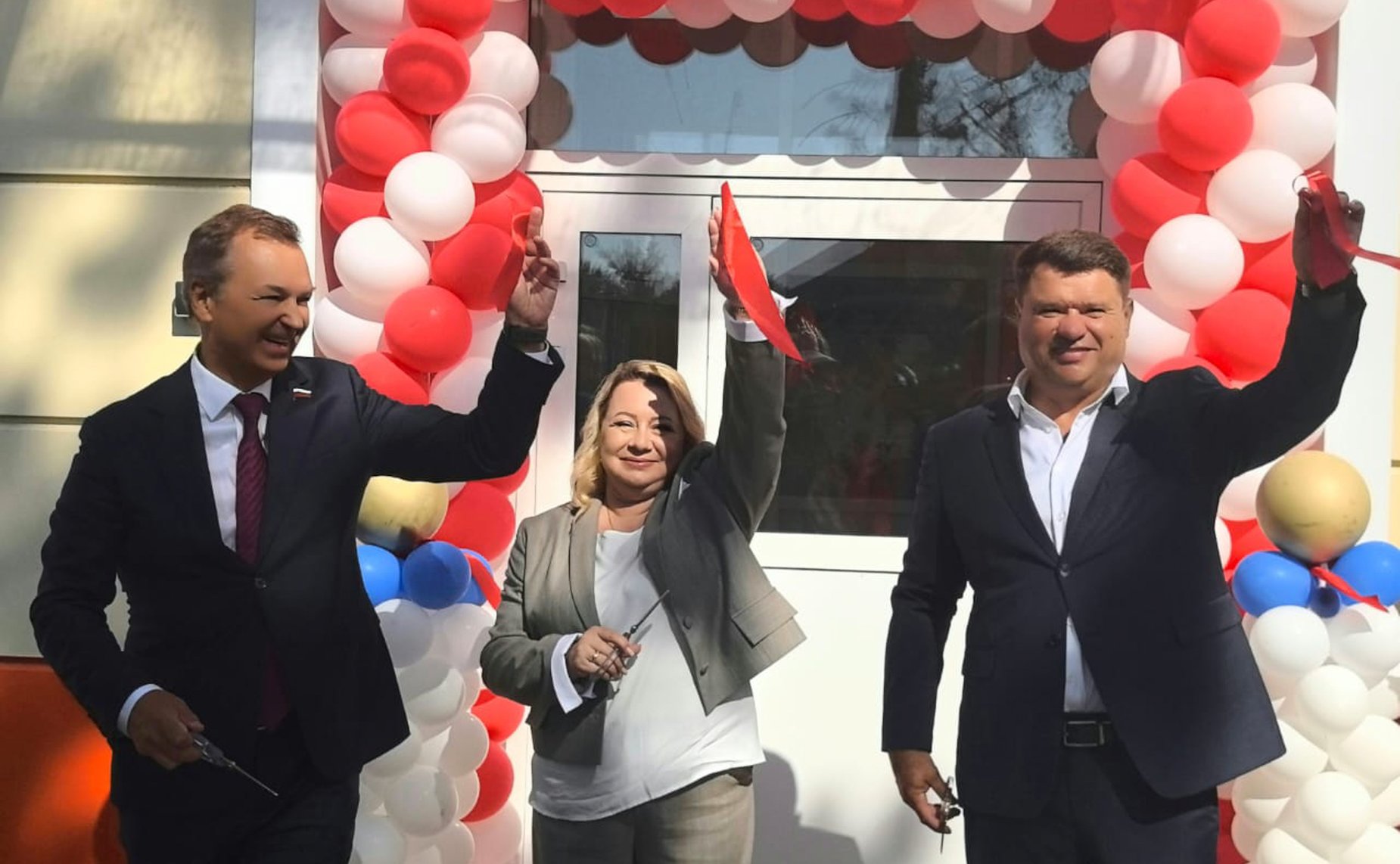 Первый заместитель Председателя Совета Федерации Андрей Яцкин поздравил учителей и учеников начальной школы № 5 города Азова с Днем знаний