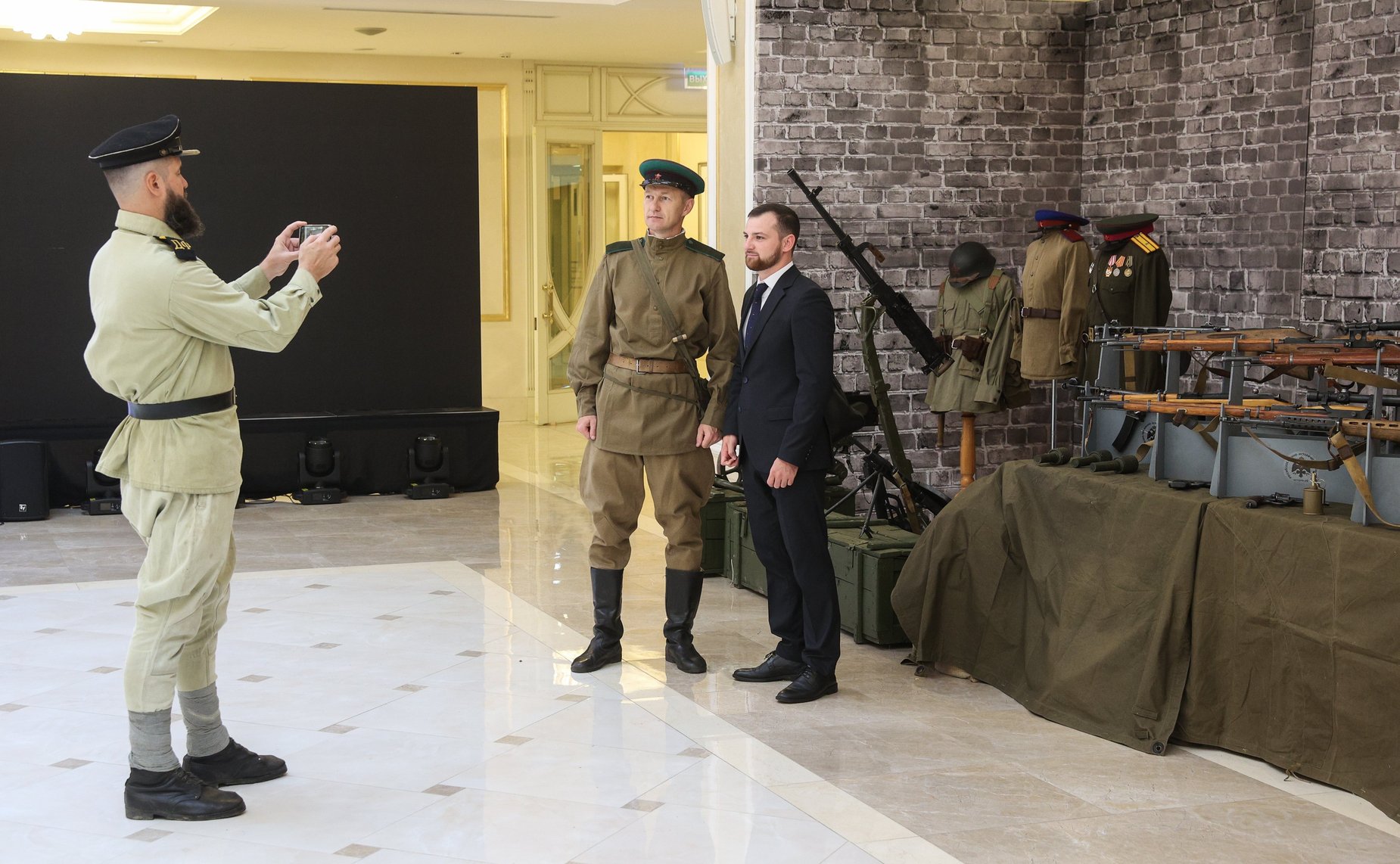 Юрий Воробьев и Дмитрий Василенко открыли в Совете Федерации выставку «Невыученные уроки истории. Связь времен. Пропаганда ненависти»