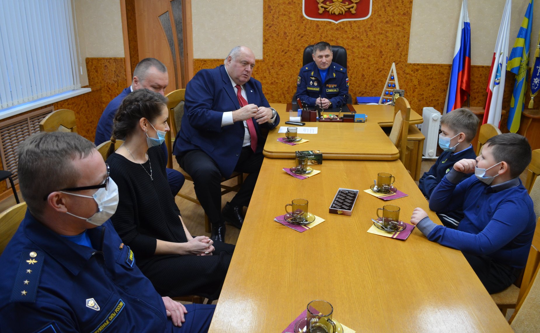 Сергей Аренин поздравил семьи военнослужащих и сотрудников, погибших при исполнении служебного долга, с наступающим Новым годом и Рождеством