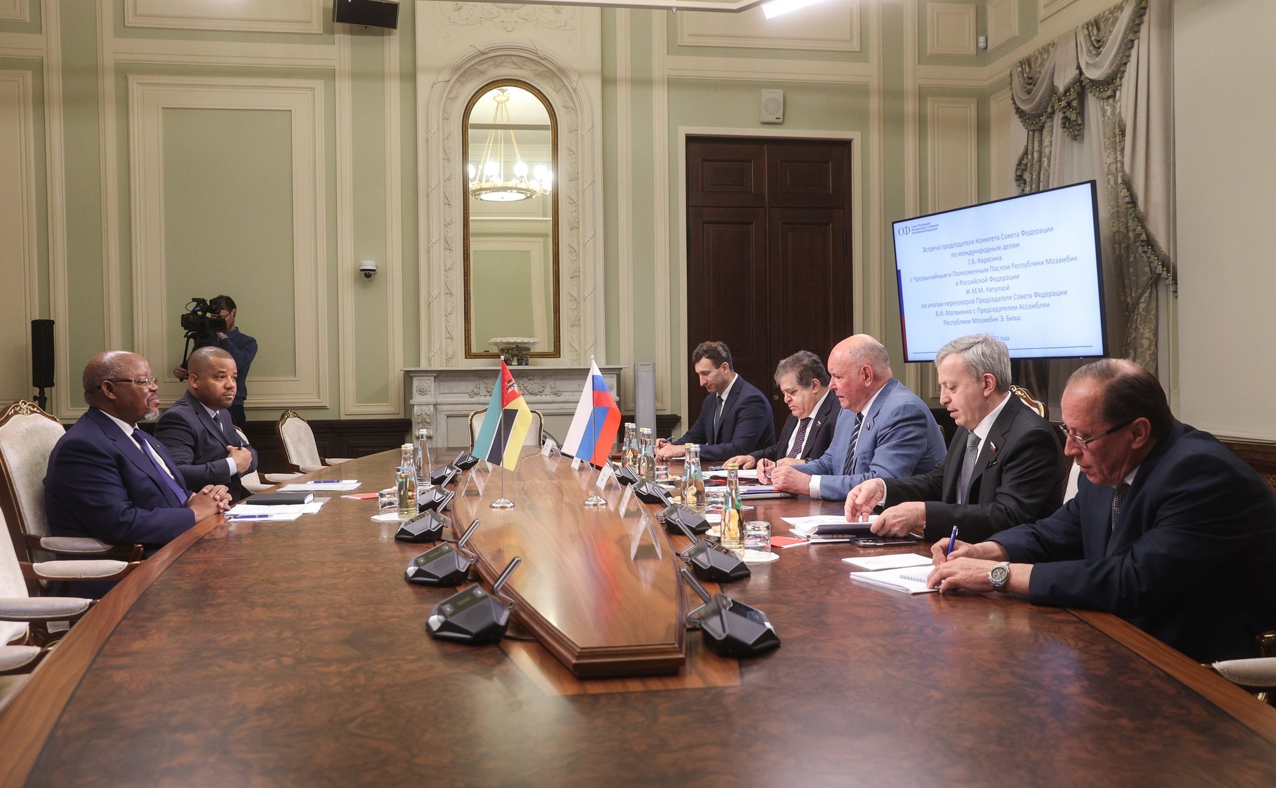 Григорий Карасин встретился с Чрезвычайным и Полномочным Послом Республики Мозамбик в Российской Федерации Жузе Матеушем Муарией Катупхой