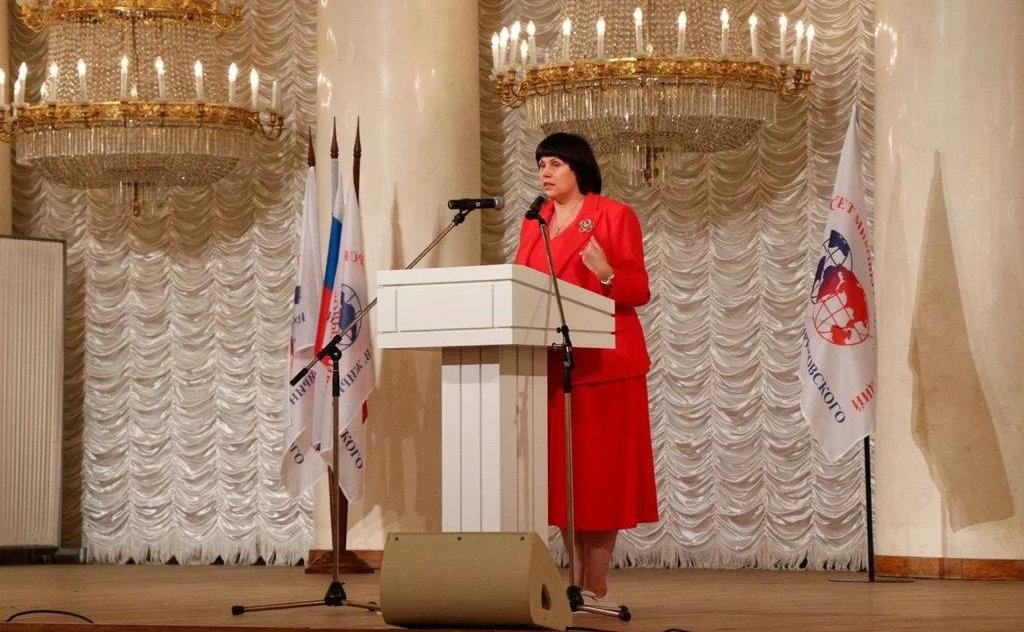 Елена Афанасьева вручила дипломы выпускникам ИМЦ