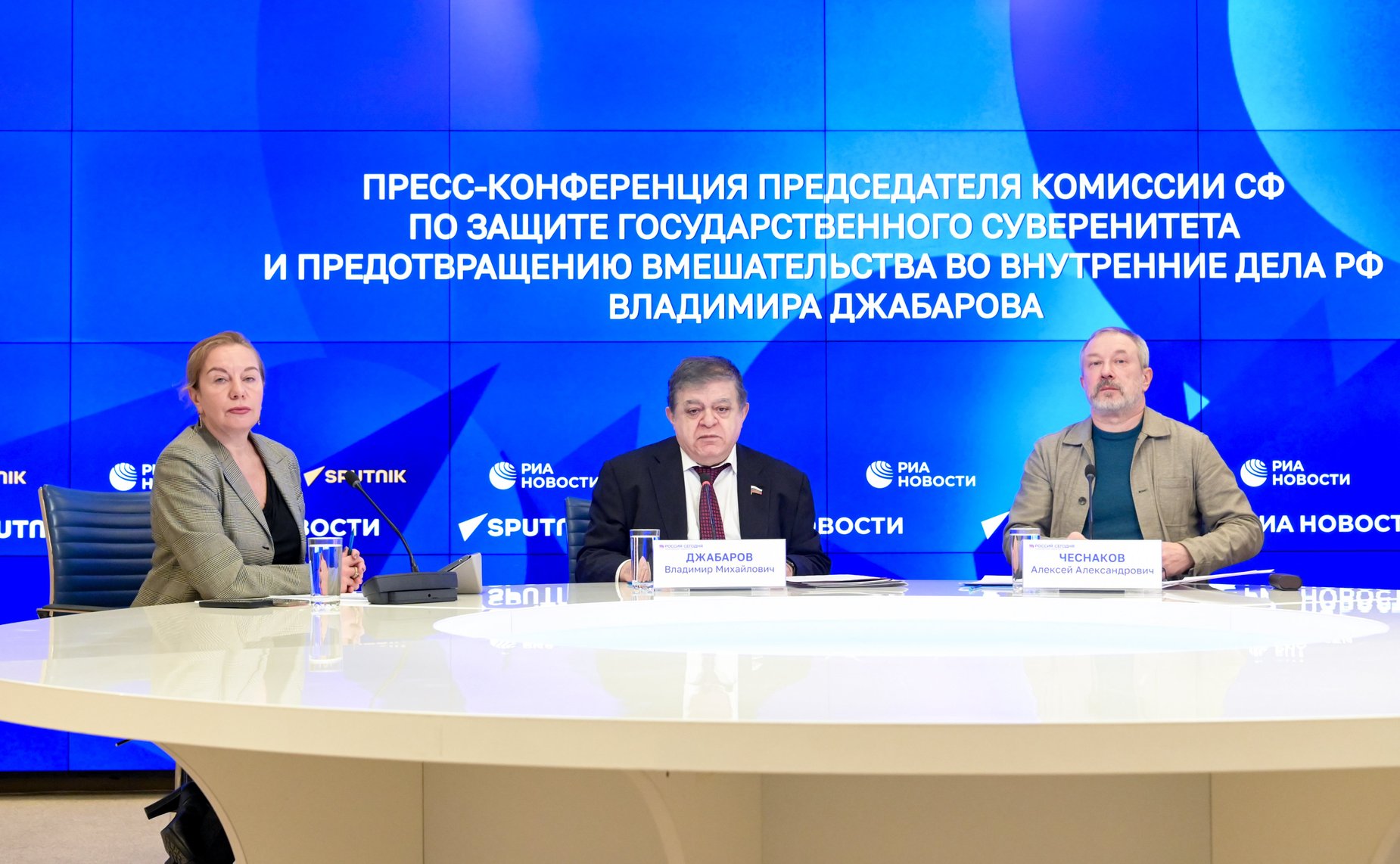 В международном мультимедийном пресс-центре Медиагруппы «Россия сегодня» состоялась пресс-конференция Владимира Джабарова по итогам презентации на пленарном заседании Совета Федерации ежегодного доклада Комиссии СФ по защите государственного суверенитета