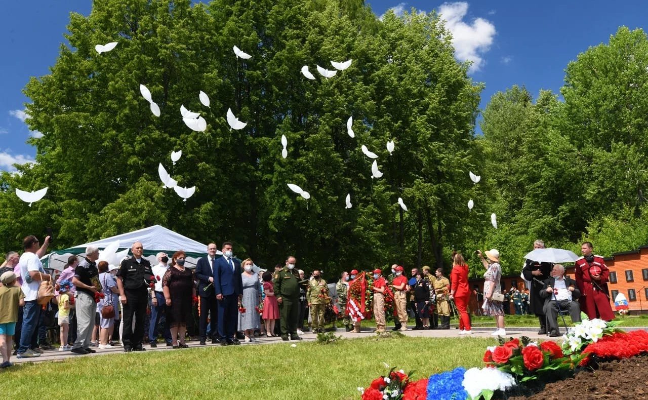 В память о защитниках Отечества, в подмосковной деревне Мокрое была установлена стела «Населённый пункт воинской доблести»