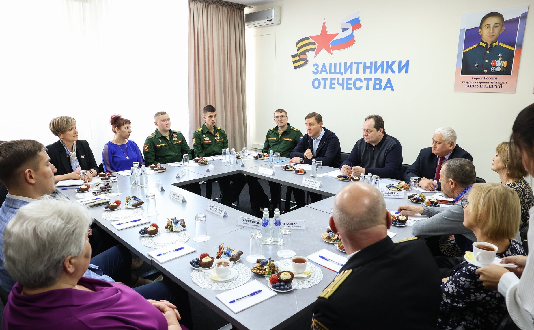 В Биробиджане Андрей Турчак вместе с руководителем управления по работе с регионами фонда «Защитники Отечества», матерью Героя России Марией Костюк встретились с участниками спецоперации