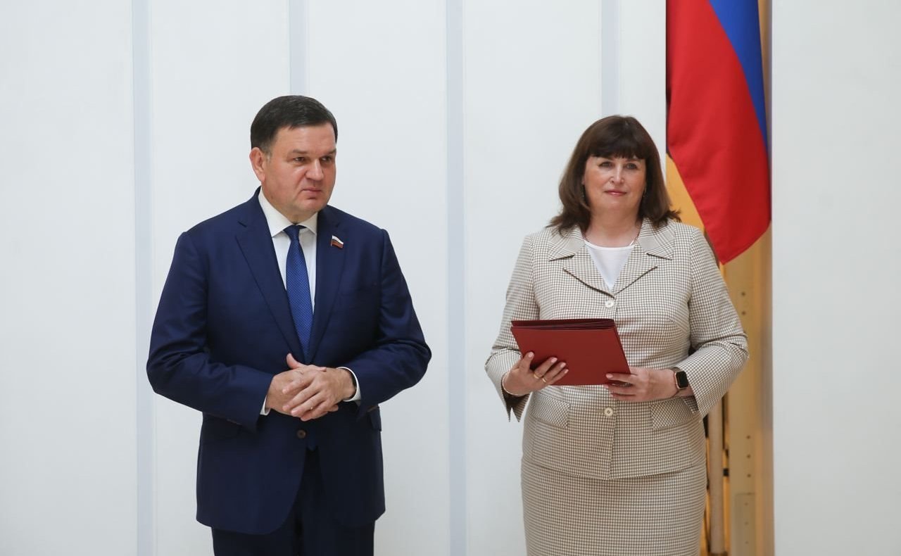 Сергей Перминов вручил письма с благодарностями сотрудникам, которые внесли вклад в успешное проведение Дней региона в Совете Федерации