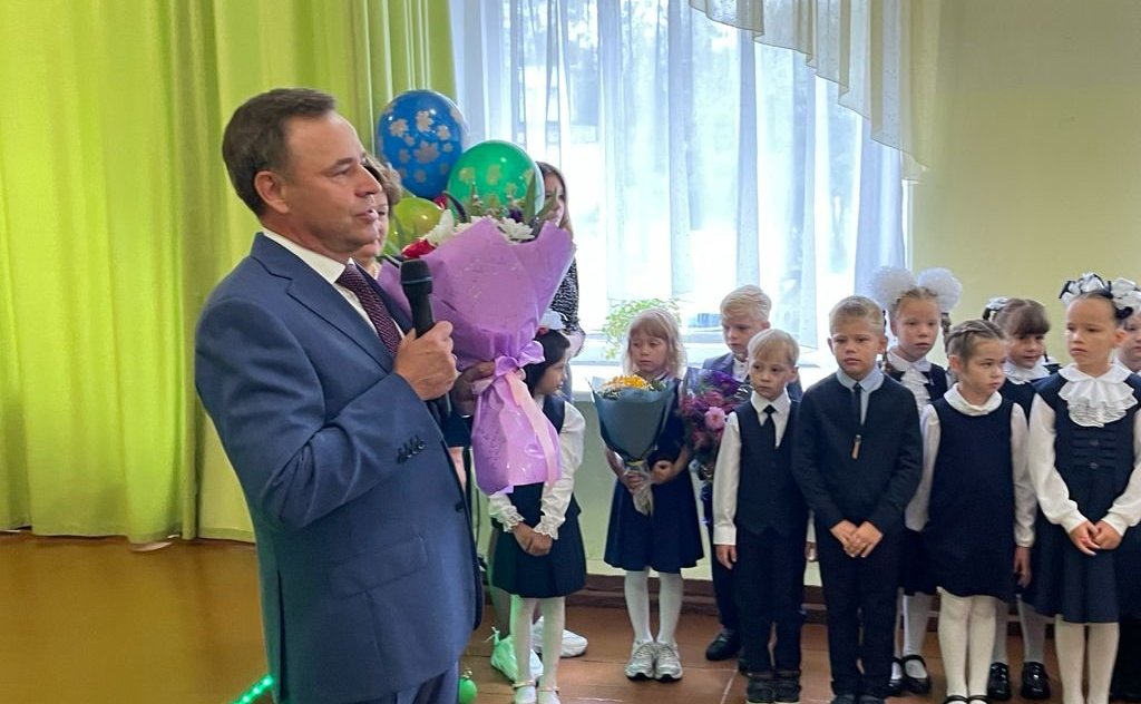 Виктор Новожилов поздравил учеников Вельской школы номер три с Днем знаний