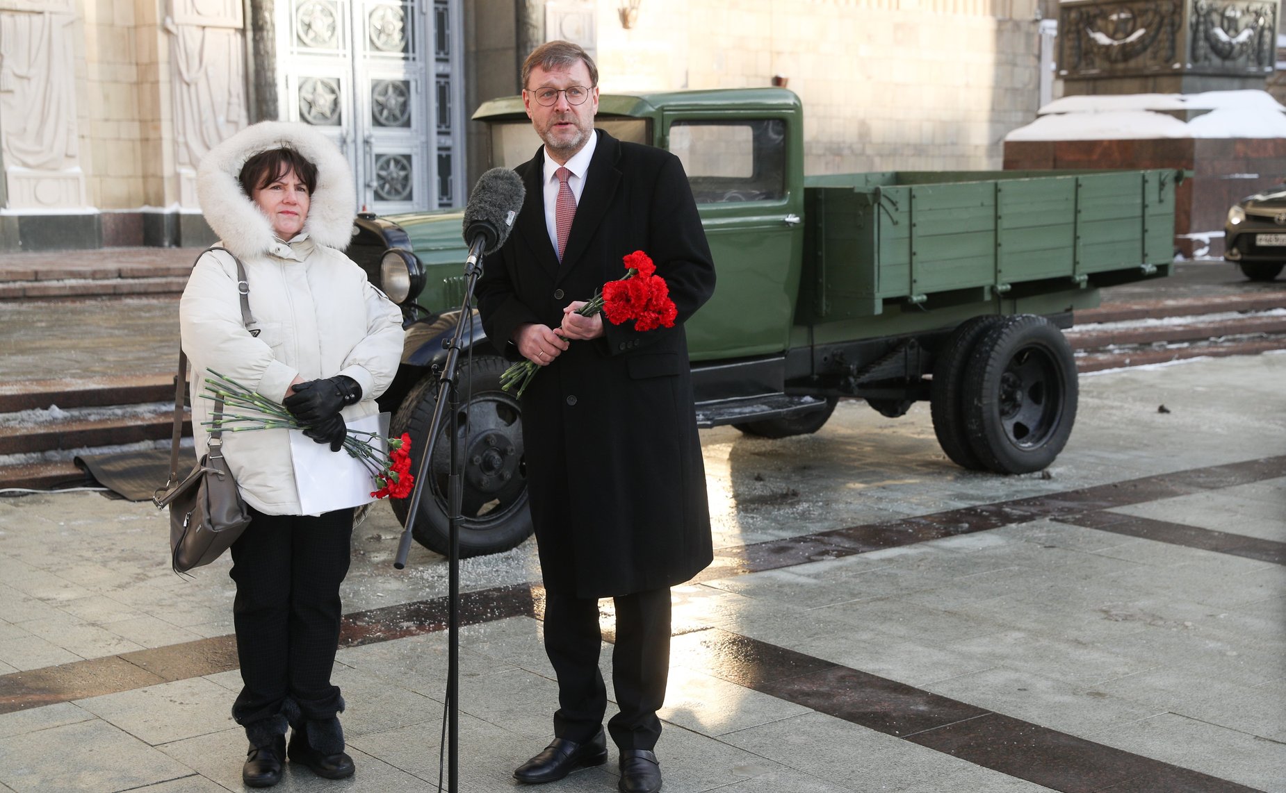 Сенаторы приняли участие в церемонии возложения цветов к «Полуторке» (ГАЗ АА)