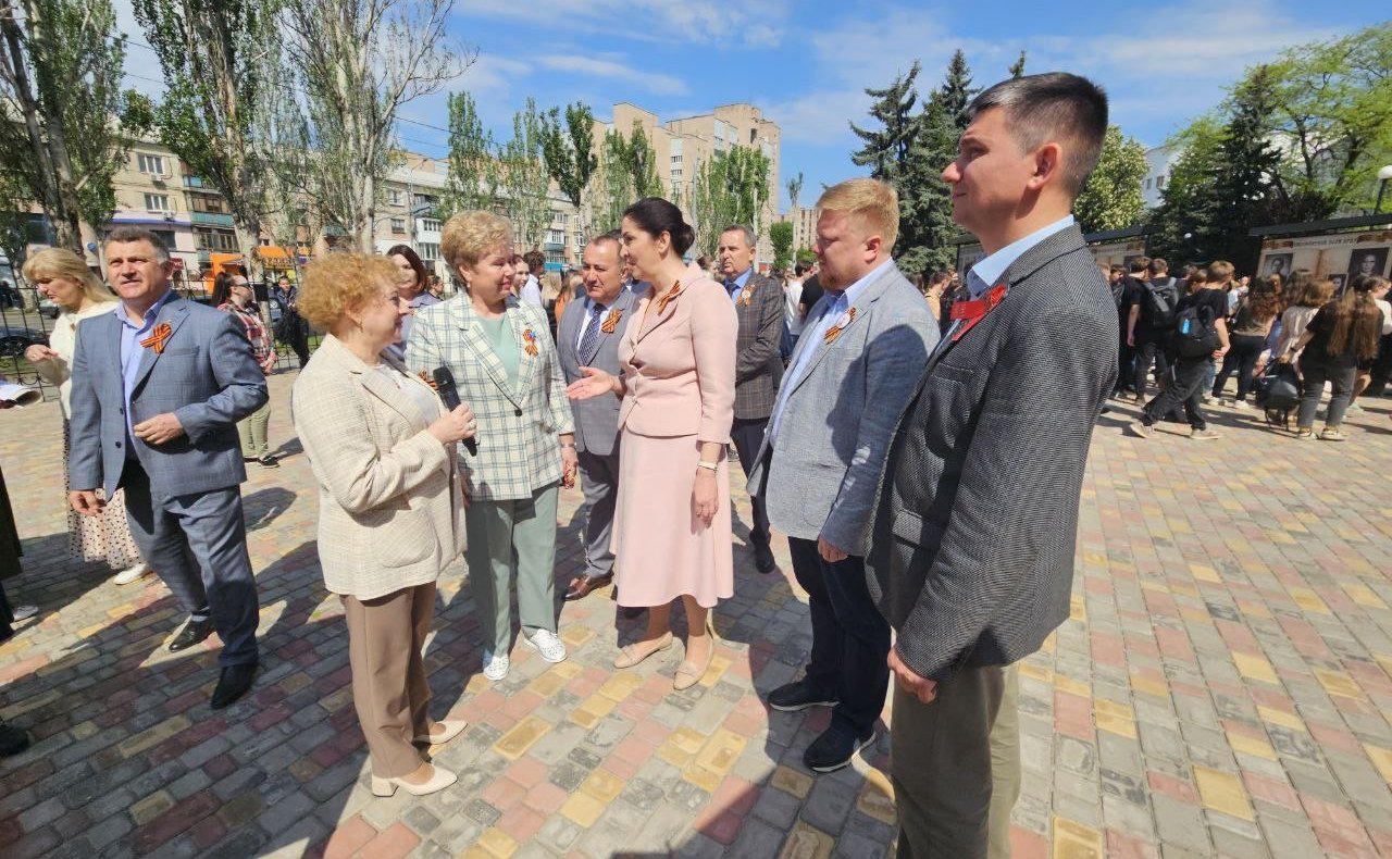 Ольга Бас в ходе поездки в регион приняла участие совместно с руководством Луганского государственного педагогического университета и почетными гостями в открытии планшетной выставки «Бессмертный полк ЛГПУ», посвященной 80-летию Победы