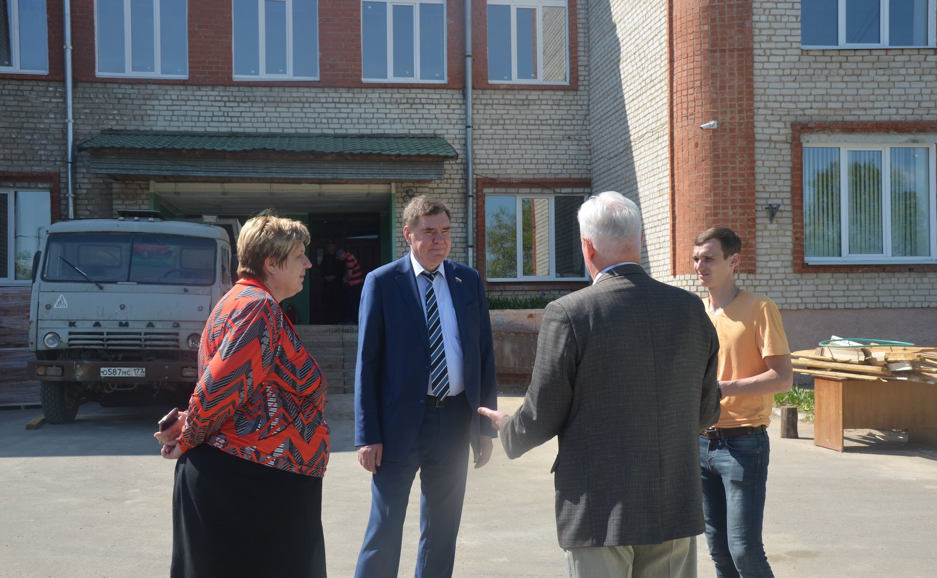 Александр Савин во время работы в регионе ознакомился с ходом проведения капитального ремонта в школах Калужской области