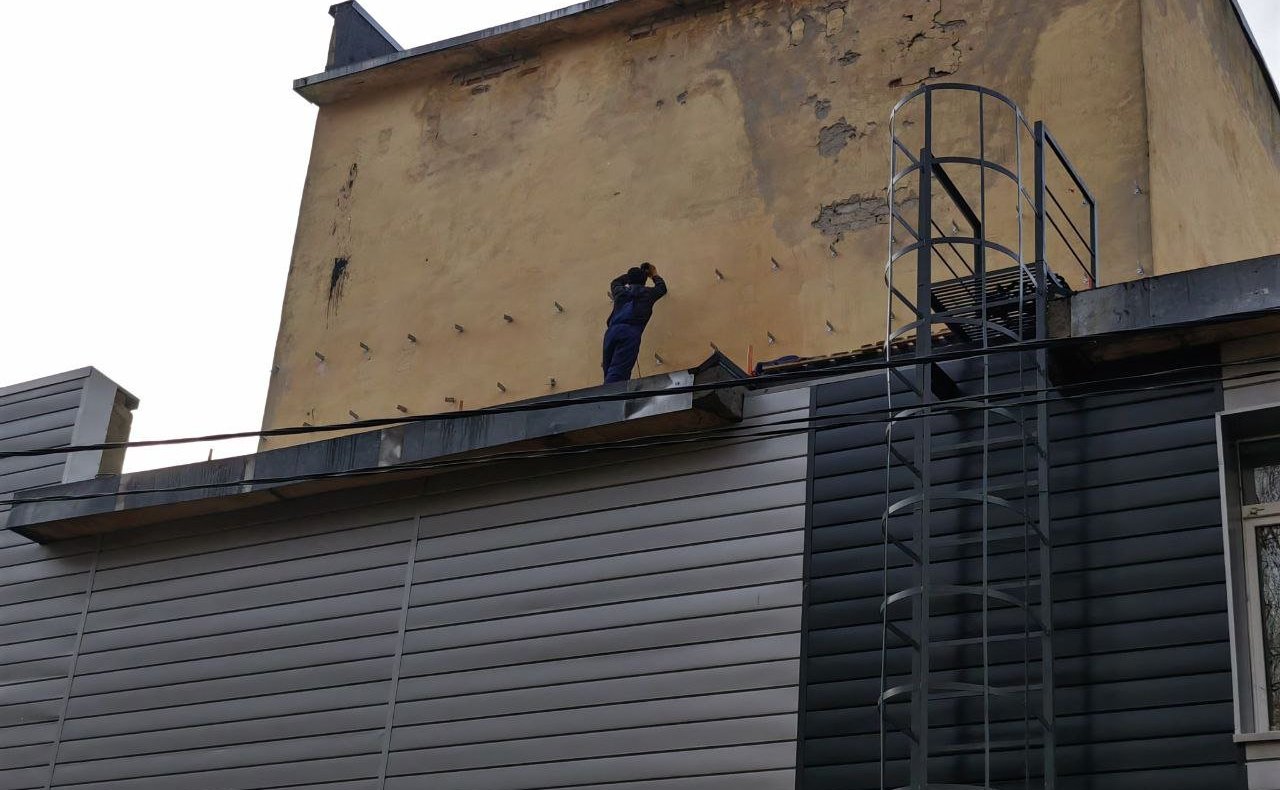 Артем Малащенков взял на контроль ход капитального ремонта районного Дома культуры в Смоленской области