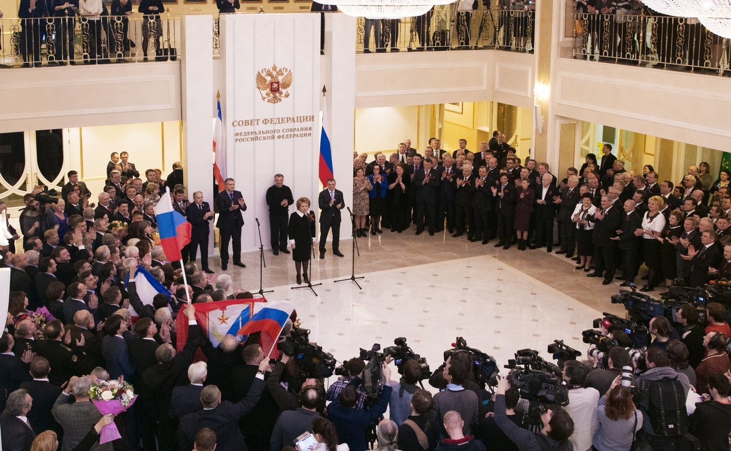 В. Матвиенко в холле СФ