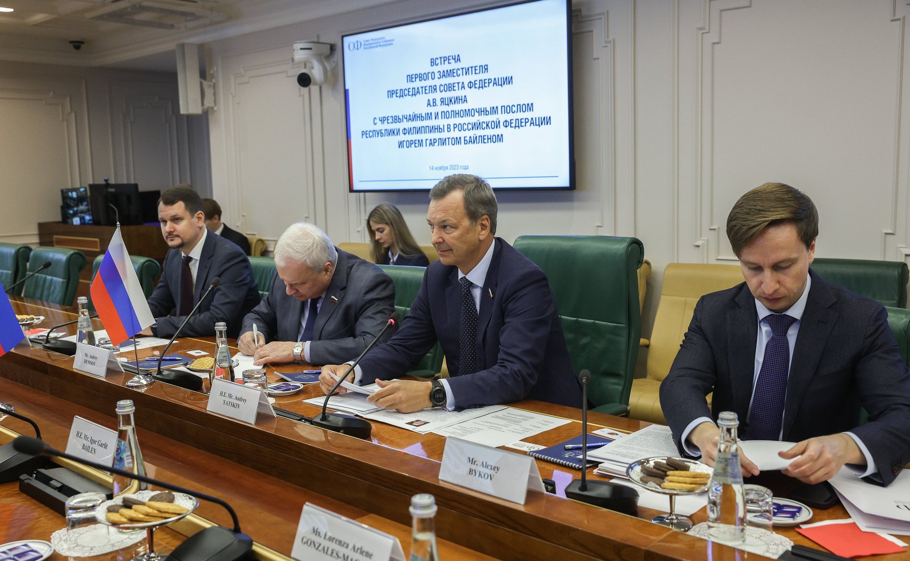 Встреча первого заместителя Председателя СФ Андрея Яцкина с Чрезвычайным и Полномочным Послом Республики Филиппины в РФ Игорем Гарлитом Байленом