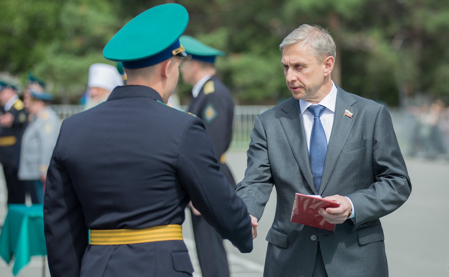 Андрей Сережников принял участие в торжественной церемонии выпуска молодых офицеров в Пограничном институте ФСБ России в Хабаровске