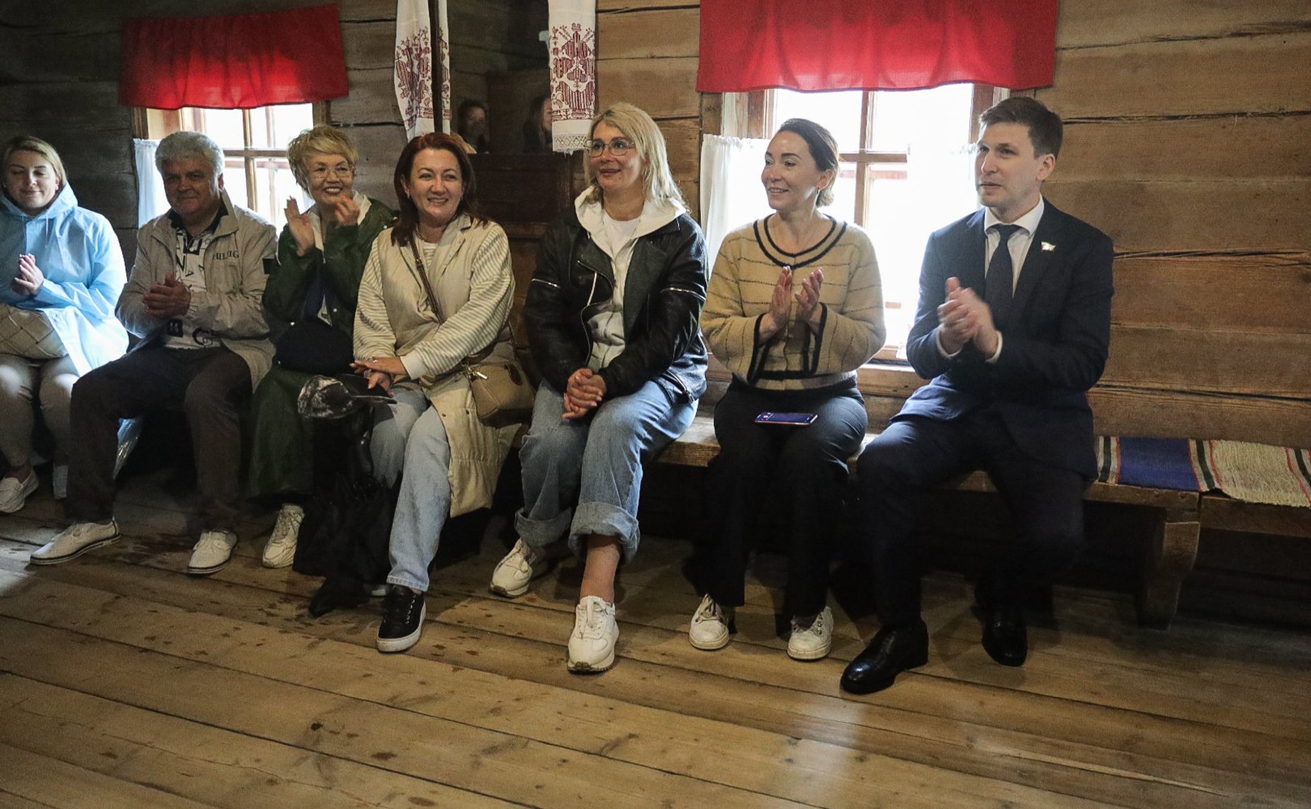 Сенаторы посетили музей деревянного зодчества «Малые Корелы»