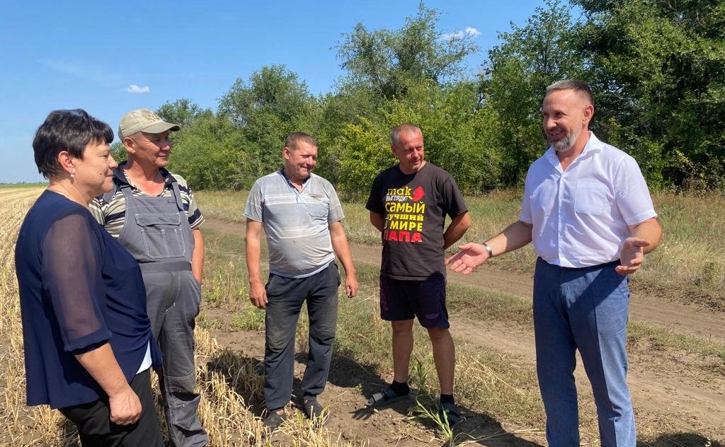 Олег Алексеев в рамках работы в регионе посетил крестьянско-фермерское хозяйство в Энгельсском районе