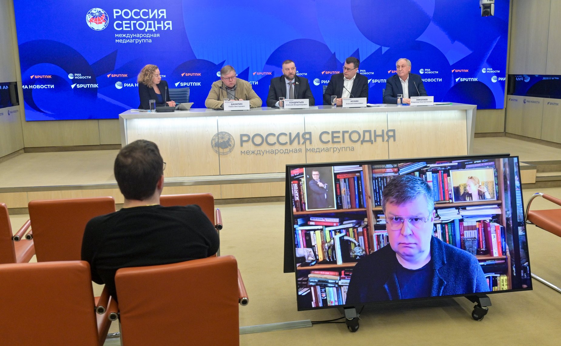 В пресс-центре МИА «Россия сегодня» член Комитета СФ по международным делам Алексей Кондратьев принял участие в пресс-конференции на тему «Вовлеченность субъектов РФ в повестку СВО»