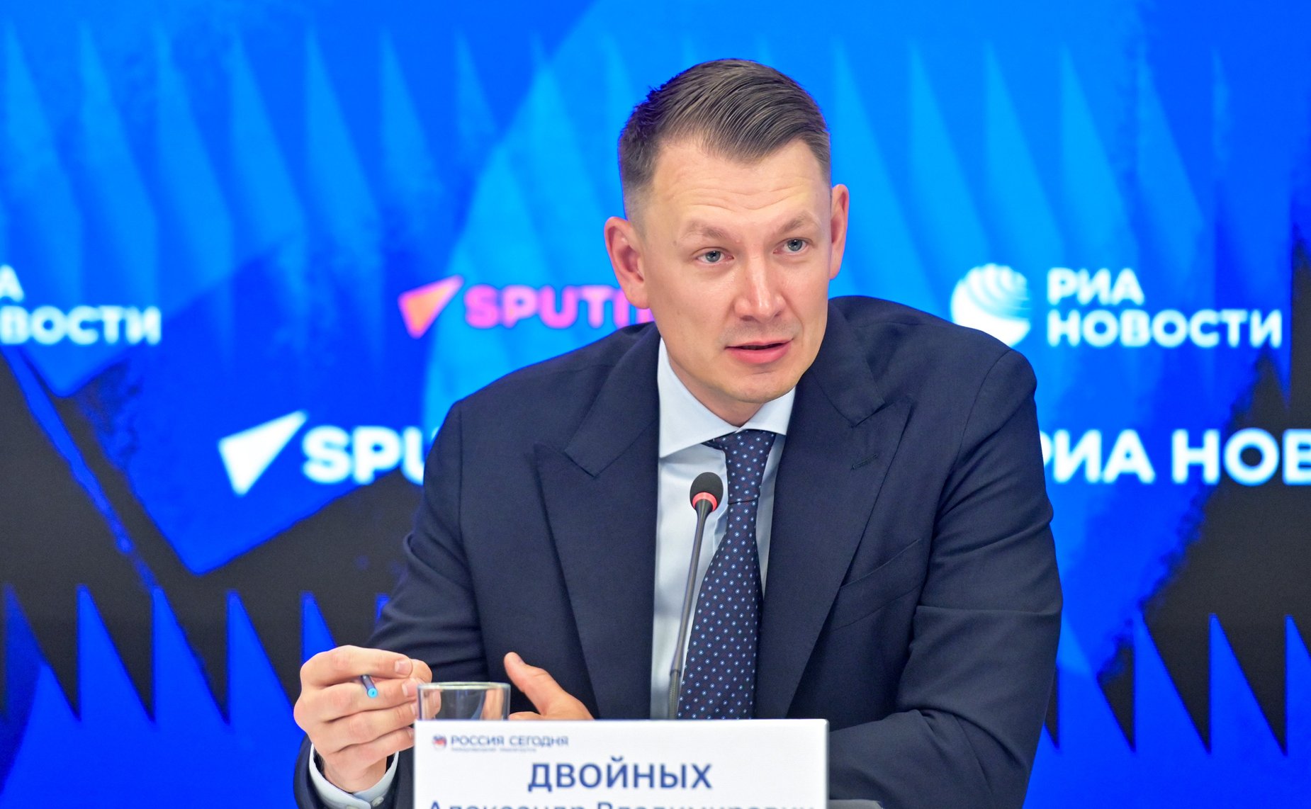 В пресс-центре МИА «Россия сегодня» председатель Комитета СФ по аграрно-продовольственной политике и природопользованию Александр Двойных и его первый заместитель Сергей Митин провели пресс-конференцию на тему «Российское село: настоящее и будущее»